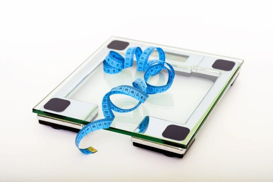 Glass smart scale with a measuring tape